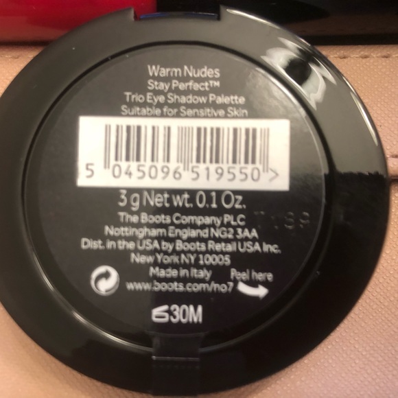 No7 vanity case with eye pencil, lip gloss and eye shadow - Picture 7 of 7